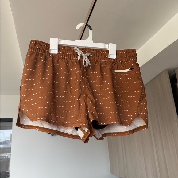 Vuori Women's Clementine 2" Short 2.0 in the Tumeric Arrow pattern - Picture 2 of 8